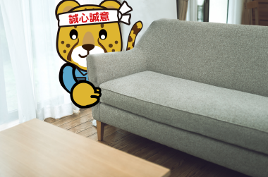 ソファを運ぶチーター