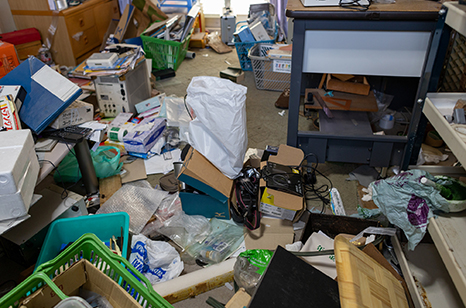 散らかった部屋