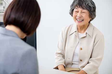 相談しているシニア女性