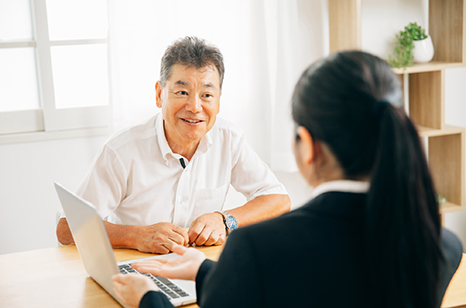 相談をするシニア男性