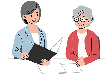 生前・遺品整理を相談しているシニア女性