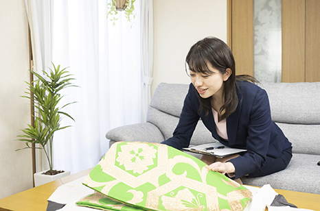 着物を査定している女性