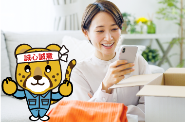 スマホで業者を探す女性