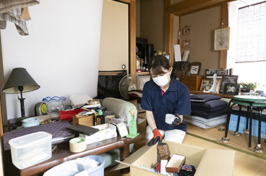 遺品整理をする女性